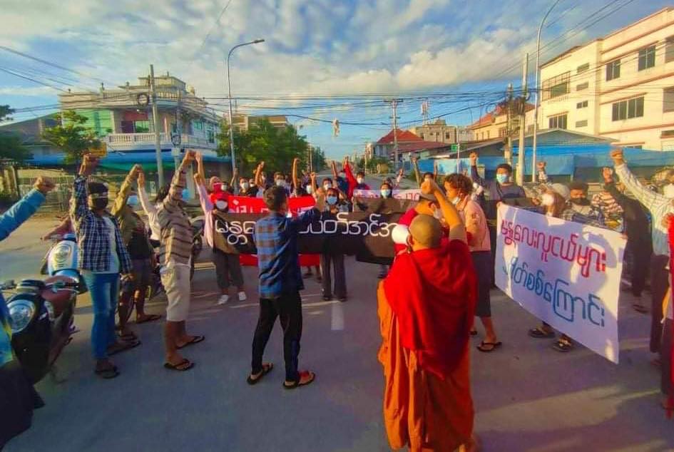 Myanmar_Now_Eng's tweet photo. In Mandalay, many different protest columns, including the Sangha Union, Chan Mya Thar Zi residents, and youths, joined forces to organise a flash protest against Myanmar's military dictatorship this morning (Aug 21) 

Photos: CJ

#WhatsHappeninglnMyanmar https://t.co/wBB0TLpL5E
