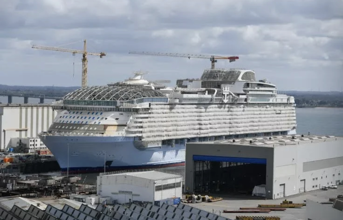 🛥 FLASH - Le plus gros paquebot du monde a pris la mer pour la 1ère fois à #SaintNazaire. Il pourra accueillir jusqu’à 6.988 passagers et 2.300 membres d’équipage. Le Wonder of the Seas abrite notamment 35 bars, 20 restaurants, une tyrolienne et un simulateur de surf. (BFM)