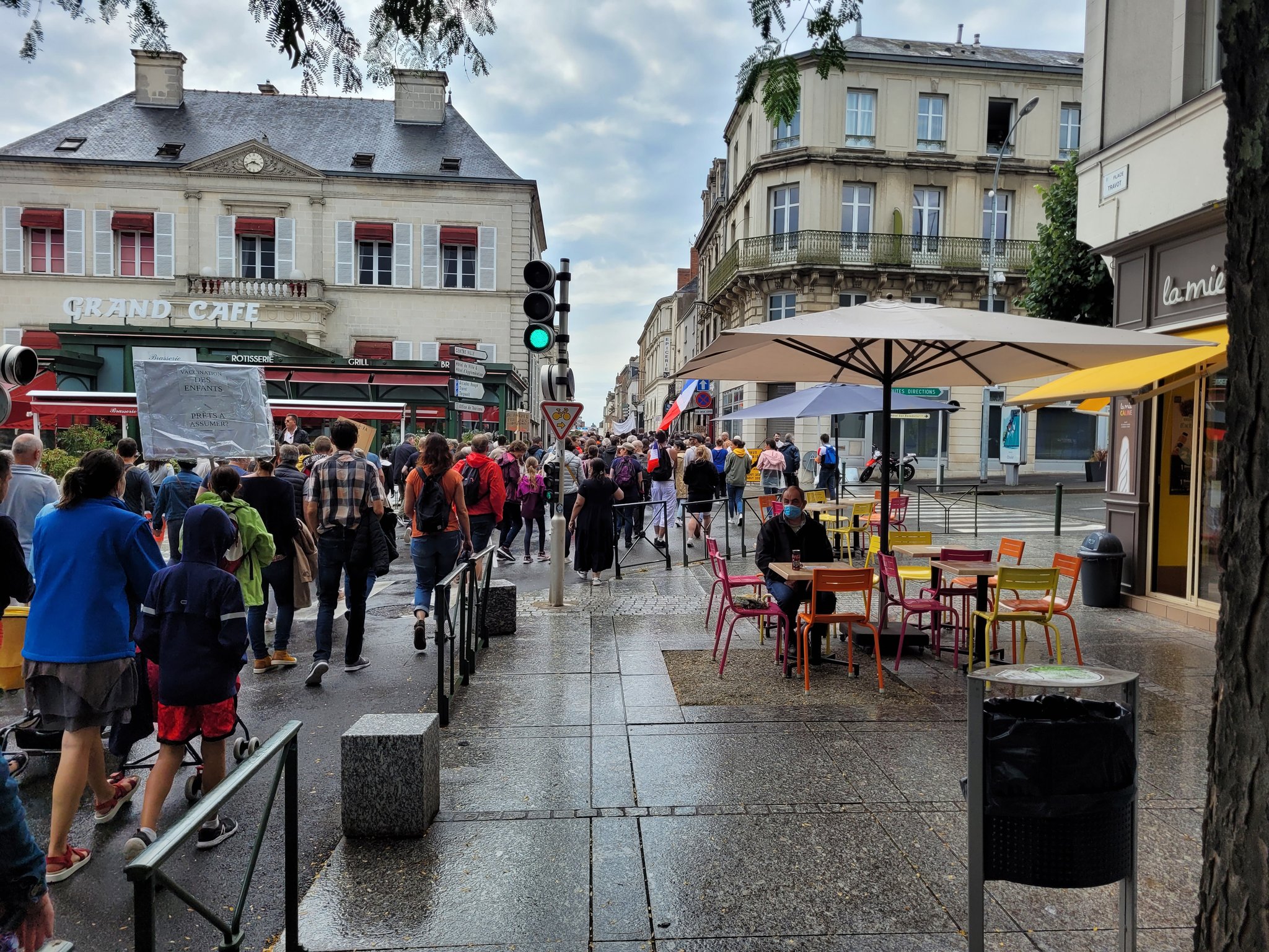 Edouard Husson on Twitter "Cholet 21 août 2021. Une terrasse de café à