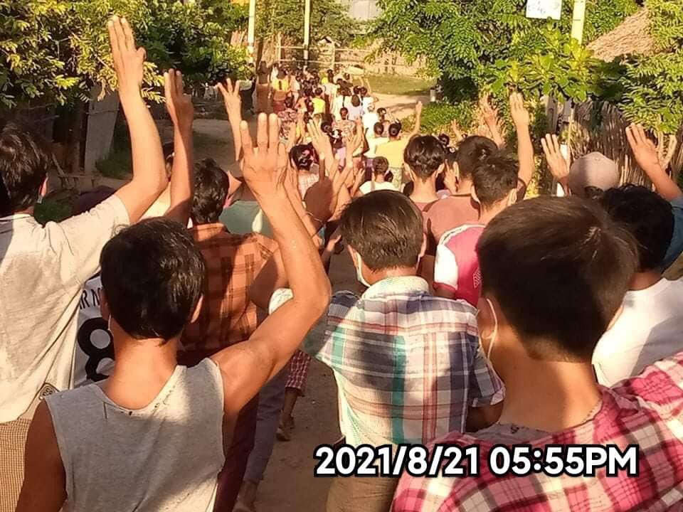 klatpri's tweet image. People from Myaing Twp Basic Education General Strike Committee and villages in the northwest zone joined the protest this evening, with the slogans calling for the end of the dictatorship.
RECOGNIZE NUG TO SAVE DEMOCRACY     #WhatsHappeningInMyanmar  #Aug21Coup