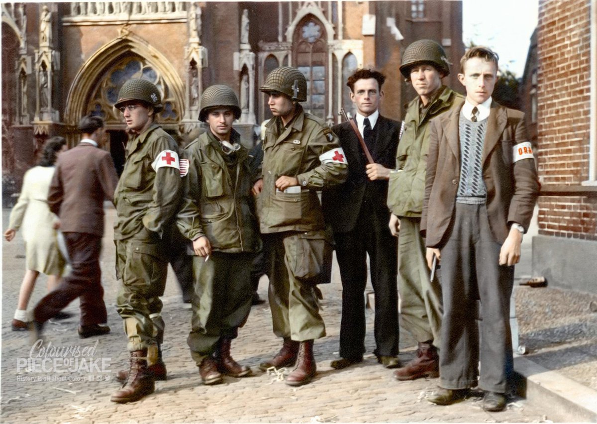 #Medics of the #101st #AirborneDivision and two #Dutch #resistance fighters  ('Knokploegen') during purges in #Veghel, immediately after the #liberation.
September 1944, Veghel, #TheNetherlands
Colour by Jake
Poto: Johan van Eerd Source: #NIMH #screamingeagles #101stairborne #ww2
