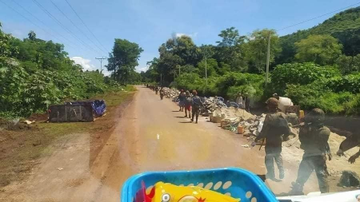 OfVod's tweet photo. At least 15 civilians including elders were abducted and made as human shields by military terrorists in Loikaw.

Photo - CJ

#WhatsHappeningInMyanmar
#Aug21Coup https://t.co/aKQGCcT0mR