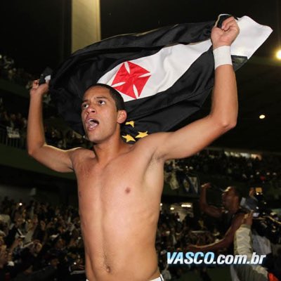 romulo's tweet image. Parabéns🎂#Vasco123 Pq “Time da virada”? N é só pelos 90’, como na Mercosul. É pq os peitou escalando negros e ganhamos tudo, é pelo torcedor que tirou comida da mesa pra levantar o maior estádio do mundo. Tua história nos acalma com a certeza que o melhor sempre estará por vir❤️