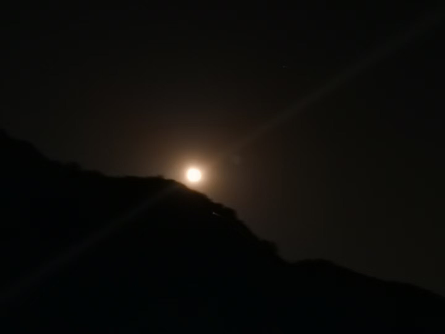 Tenbako 此日也月明星稀乌鹊南飞又曰七月半鬼门开以告慰亡者之在天之灵 中元节 鬼节 明月 满月 Tenbako 此日也月明星稀乌鹊南飞又曰七月半鬼门开以告慰亡者之在天之灵 中元节 鬼节 明月 满月