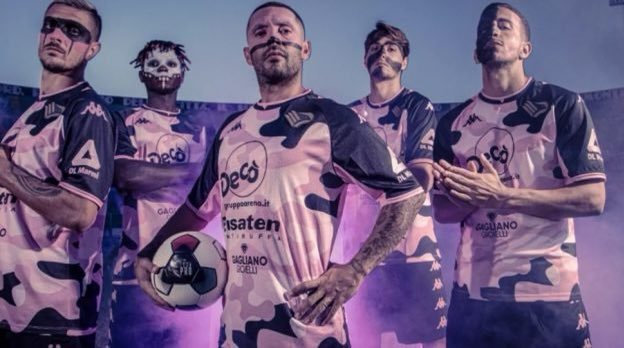 Ecco la terza maglia del #Palermo: mimetica rosanero per l’esordio stagionale, in Coppa Italia contro il #Picerno (fischio d’inizio 17:30)