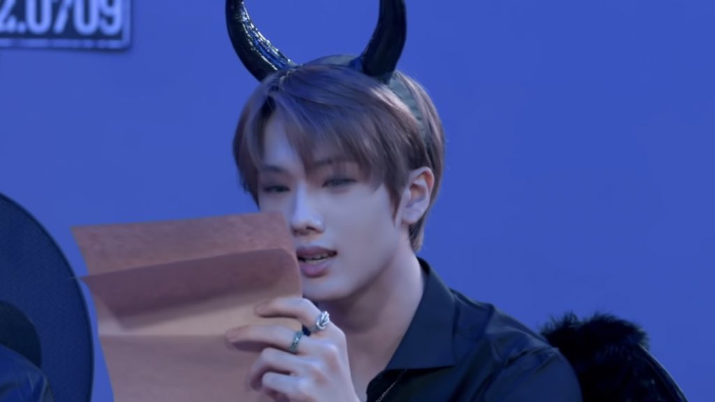 PJSLOOKS's tweet photo. red devil #jisung details https://t.co/InVM0M3qAj