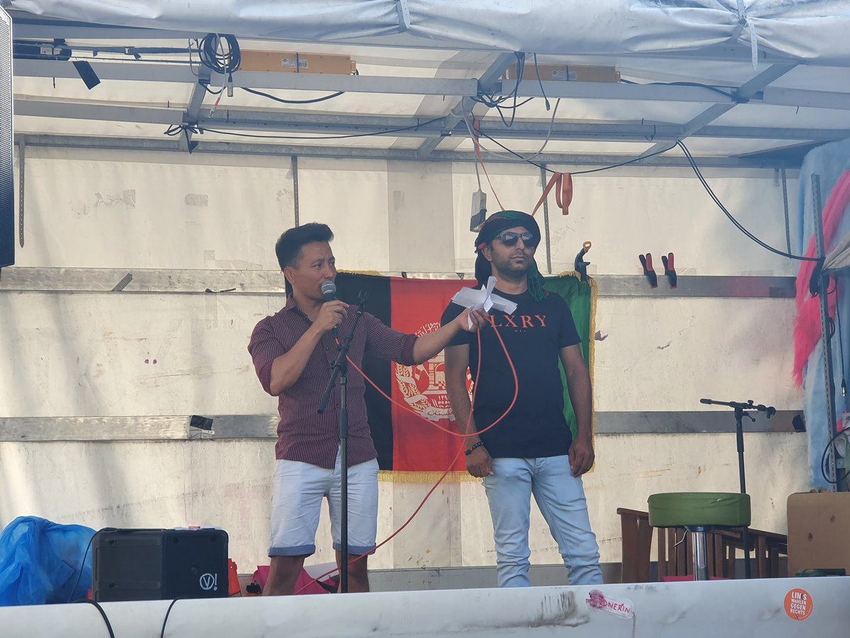 stopdep's tweet photo. Jetzt #Demo: Nein zum Terrorregime der Taliban!
#Genner von Asyl in Not: "Nehammer und Kurz machen sich zu  Komplizen der #Taliban, wenn sie keine Fluchtmöglichkeiten ermöglichen und stattdessen deportieren ! Nehammer und Kurz müssen weg! #EvacuateNow https://t.co/lmrbvAusUr