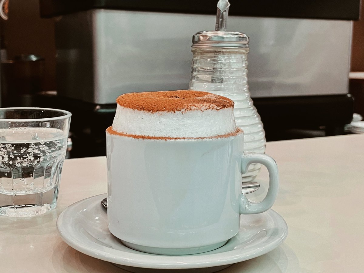 El cappuccino mejor servido de toda Buenos Aires lo preparan en Le Caravelle. Lavalle 726. 
Ayudemos a que estos clásicos porteños no mueran nunca.