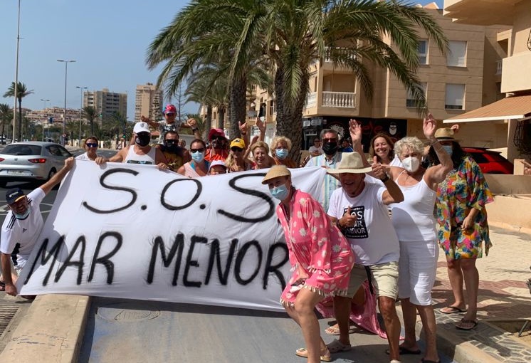 🐠☠🦐☠🦀☠Los vecinos de La Manga esperan la llegada de #VueltaRTVE21A para lanzar un #SOSMarMenor
#MarMenorEnPeligro