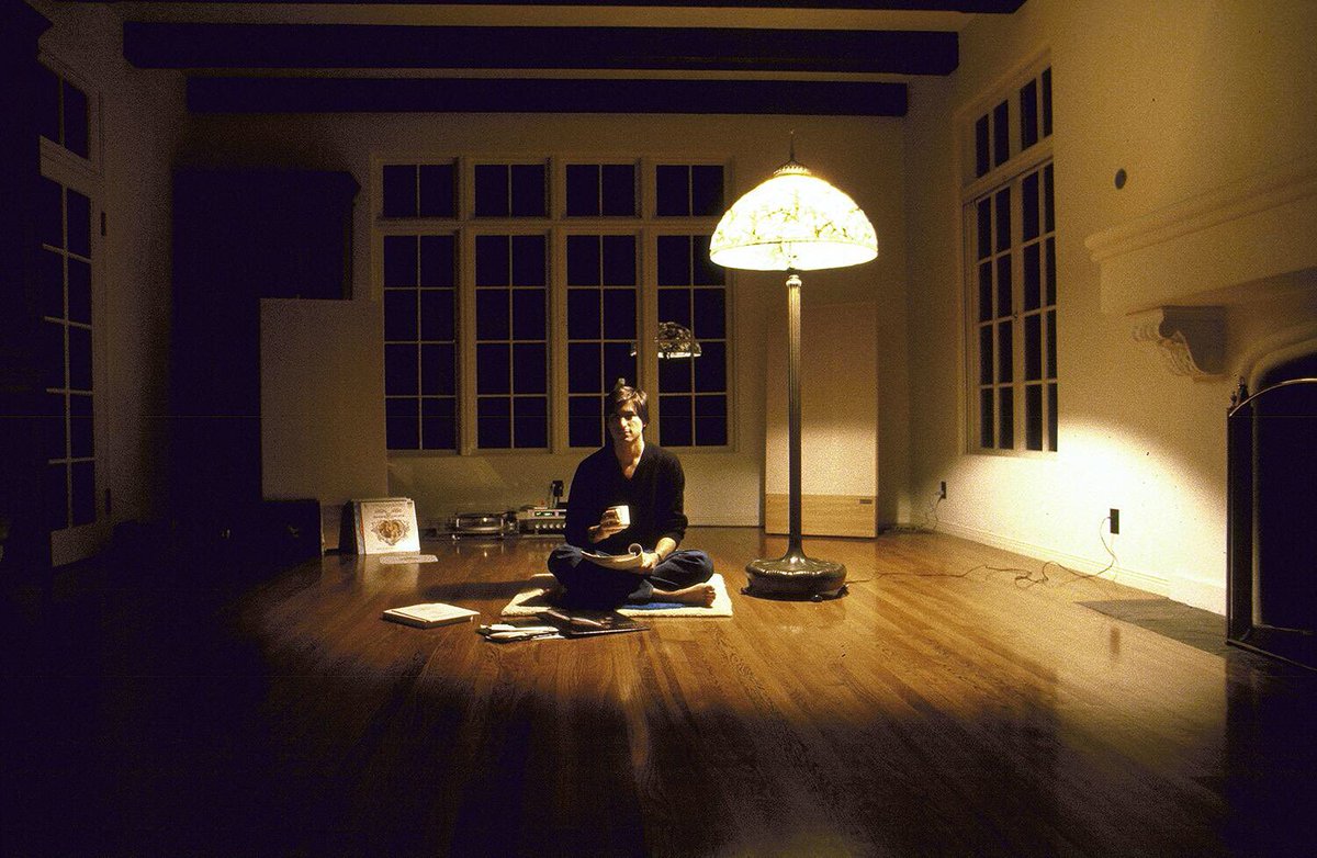 JonErlichman's tweet photo. Steve Jobs sitting at his home in 1982: https://t.co/qIvH9HDjNt