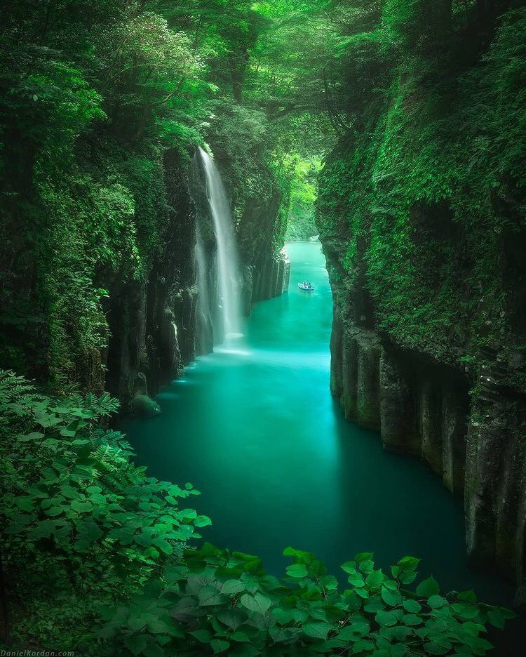 Takachiho Gorge, Japan | Photography by ©️Daniel Kordan #nature #naturelovers #NatureBeauty #japan #asia #heaven #love #Travel #photography #PhotoOfTheDay #discover #river #explore #wonderful #places #earth #earthpix #planetearth #green #waterfall #twitter #beautifulviews