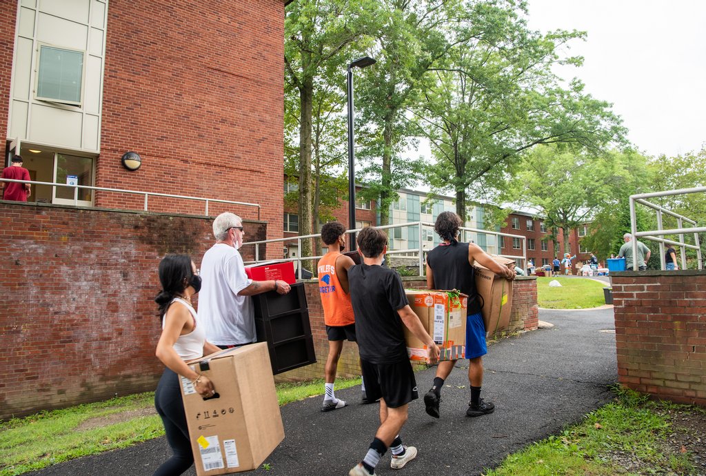 newpaltz's tweet photo. Due to possible impacts of Hurricane Henri, we are allowing students who have not moved into residence halls the option to move in TODAY Saturday, Aug. 21 from 10 a.m. - 2 p.m. Sunday move-in times remain available. #NPForward #NPsocial #NewPaltz #SUNYNewPaltz https://t.co/WyhaS6RV3H