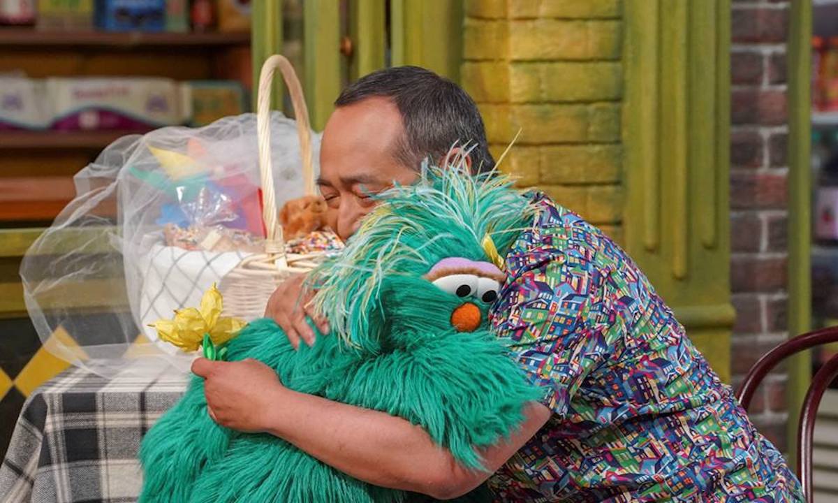 sesamestreet's tweet photo. Kids can have tough questions when upsetting things happen in the media and it’s hard to know the “right” answers, but there are age-appropriate ways to respond. Here's an exercise that can help: https://t.co/WXdD97oG9f https://t.co/RdOMrSOq9T