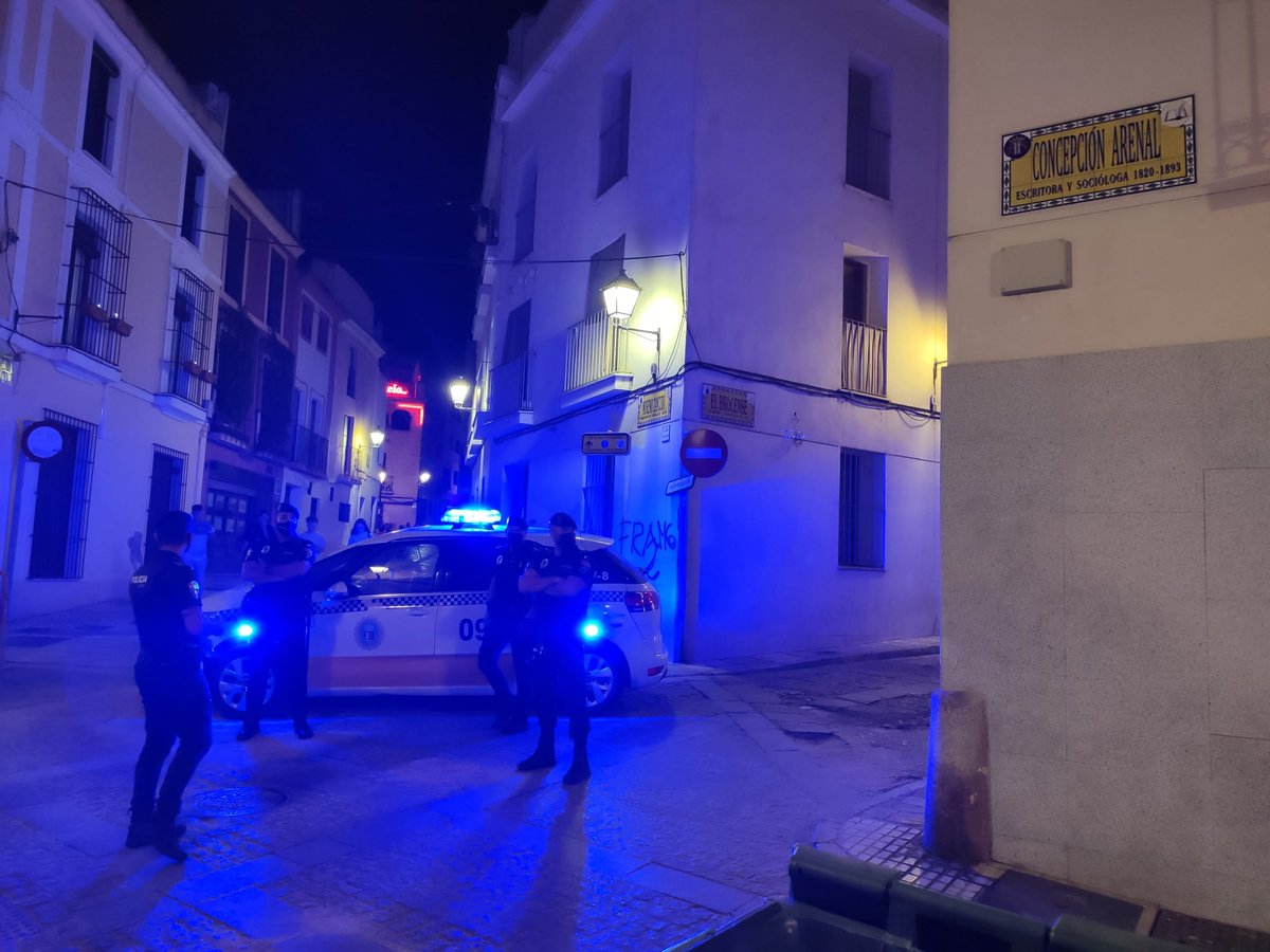 policiabadajoz's tweet photo. Servicios preventivos en el Casco Antiguo #tupolicialocal #mascercadeti #GIAPOL https://t.co/4kpgQCADND