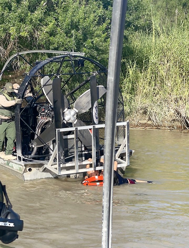 USBPDepChiefLRT's tweet photo. #USBP agents assigned to the Marine Unit were notified of 20 subjects attempting to make entry into the #UnitedStates by swimming across the #RioGrandeRiver. The Marine Unit plays a vital part in assisting Laredo Sector with securing the border. 
#BorderSecurity #CBP #HonorFirst https://t.co/rfFCqUBSpf