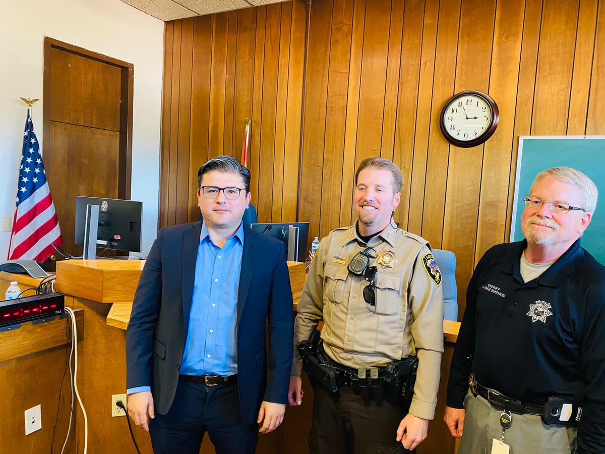 jorgem_yescas's tweet photo. 🛤It was a pleasure speaking with #GilaCounty Sheriff Adam Shepherd yesterday.
☑️We agree on the importance of approaching the community and informing them about public safety topics. Also, about the relevance of obtaining the #ConsularID through our Office. https://t.co/hcCyXUxAT8