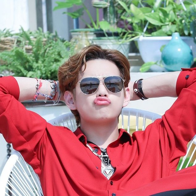 คิมแทฮยองผู้เข้ากับแว่นทุกสไตล์ อันไหนก็รอด พอรวมกันแล้วเหมือนพี่น้องแฝดสี่เลยอ่ะแต่ละรูปคือคนละแนวเลย  I<a href="/tag/bts"class="tags"><span>#bts</span></a><a href="/tag/army"class="tags"><span>#army</span></a><a href="/tag/butter"class="tags"><span>#butter</span></a><a href="/tag/kcamexico"class="tags"><span>#kcamexico</span></a>