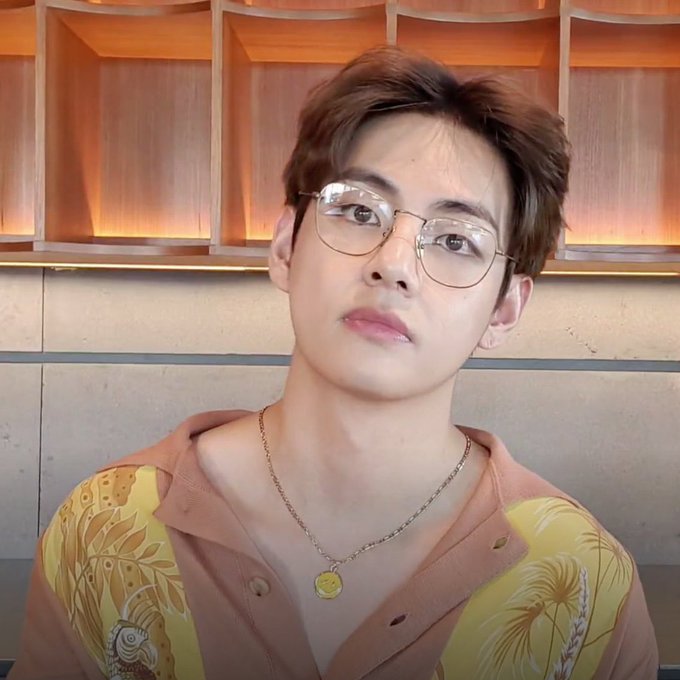 คิมแทฮยองผู้เข้ากับแว่นทุกสไตล์ อันไหนก็รอด พอรวมกันแล้วเหมือนพี่น้องแฝดสี่เลยอ่ะแต่ละรูปคือคนละแนวเลย  I<a href="/tag/bts"class="tags"><span>#bts</span></a><a href="/tag/army"class="tags"><span>#army</span></a><a href="/tag/butter"class="tags"><span>#butter</span></a><a href="/tag/kcamexico"class="tags"><span>#kcamexico</span></a>