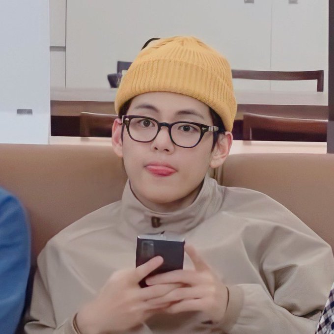 คิมแทฮยองผู้เข้ากับแว่นทุกสไตล์ อันไหนก็รอด พอรวมกันแล้วเหมือนพี่น้องแฝดสี่เลยอ่ะแต่ละรูปคือคนละแนวเลย  I<a href="/tag/bts"class="tags"><span>#bts</span></a><a href="/tag/army"class="tags"><span>#army</span></a><a href="/tag/butter"class="tags"><span>#butter</span></a><a href="/tag/kcamexico"class="tags"><span>#kcamexico</span></a>