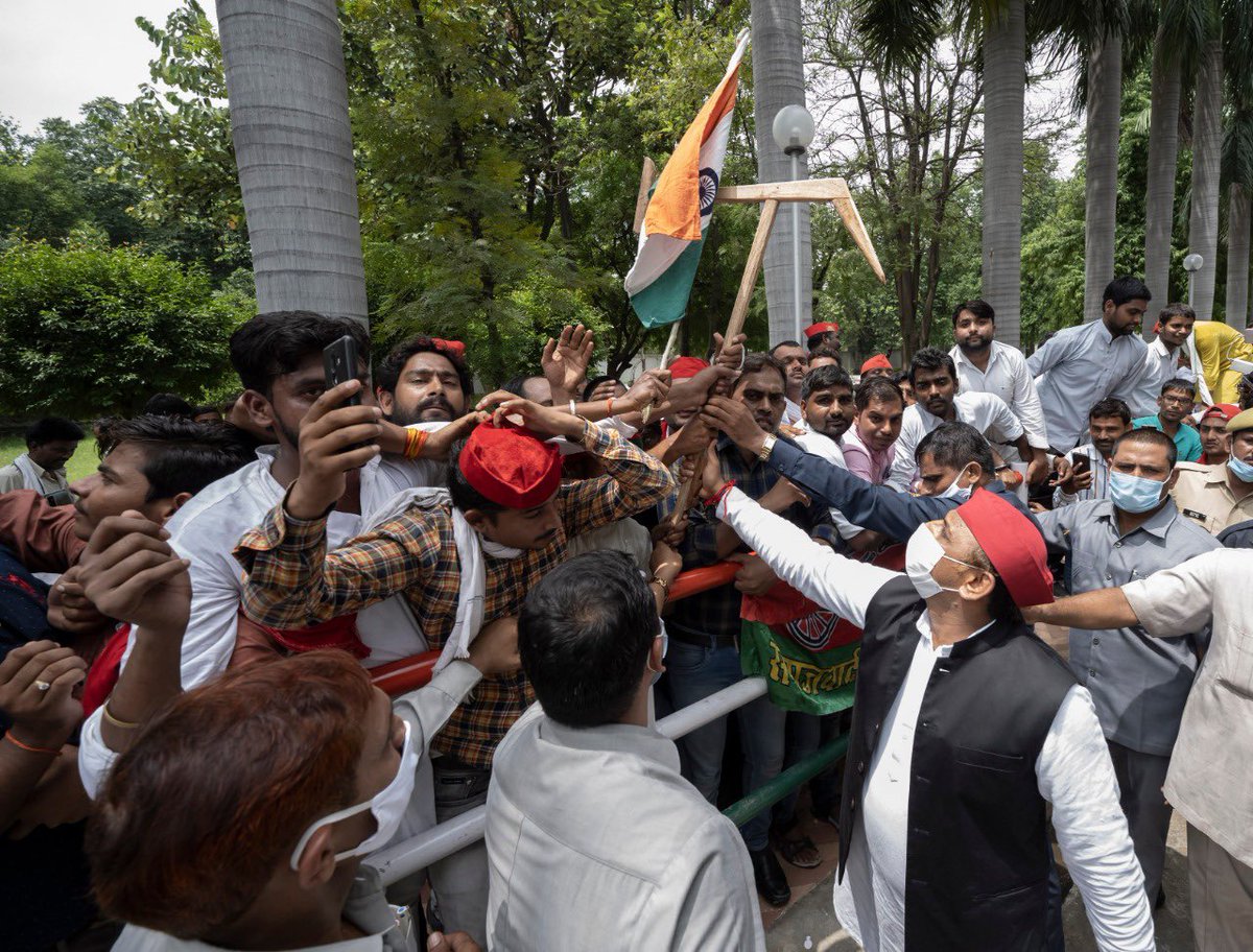 yadavakhilesh's tweet photo. #बाइस_में_बाइसकिल https://t.co/w1gghSti5Q