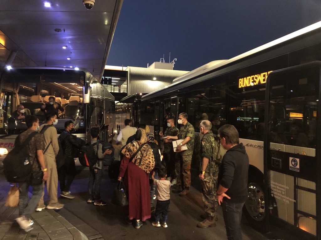 Glad that we got more citizens, local staff &amp; vulnerable people out of #AFG. Yesterday they arrived savely on a 🇳🇱 flight  at Schiphol Airport &amp; were able to travel on to Germany on #Bundeswehr buses. Great 🇩🇪🇳🇱 cooperation between <a href="/MinBZ/">Ministerie van Buitenlandse Zaken</a> <a href="/Defensie/">Ministerie van Defensie</a> <a href="/BMVg_Bundeswehr/">Verteidigungsministerium</a> <a href="/GermanyDiplo/">GermanForeignOffice</a>