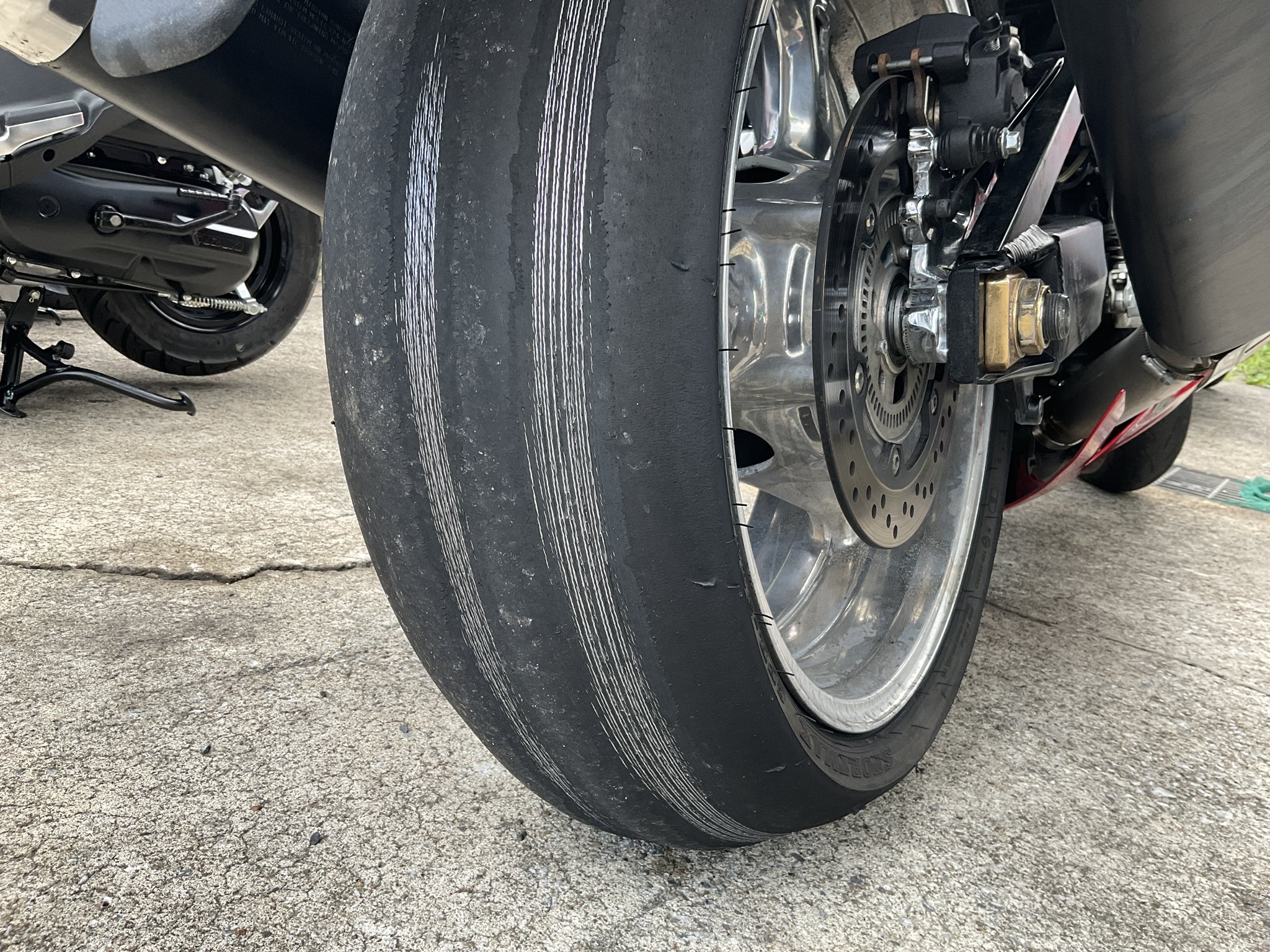 藤田誠一 バイクライフアドバイザー 二輪のある生活 タイヤは命を乗せているとよく聞きますがスリップサインが出たら要交換 ワイヤーが見えてきたので交換して下さいと言ってる場合ではありません 特に二輪は転倒に繋がる恐れがあるので危険です 走行