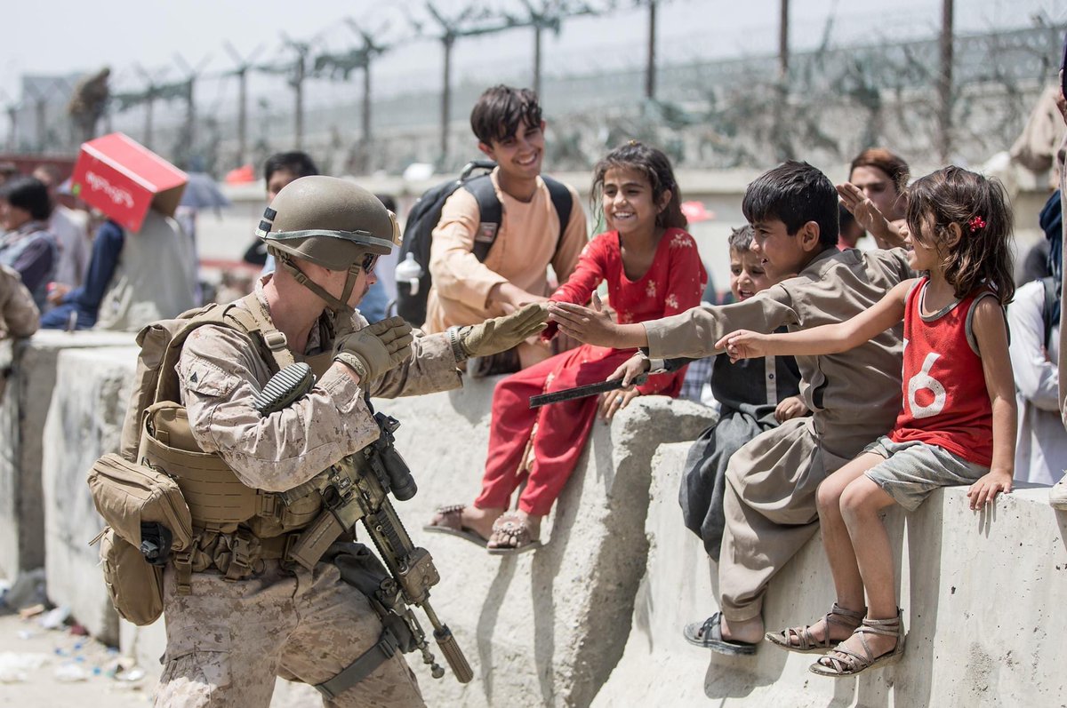 AdityaRajKaul's tweet image. US Marine Corps marine playing with Afghan children outside the Hamid Karzai airport in Kabul earlier today.