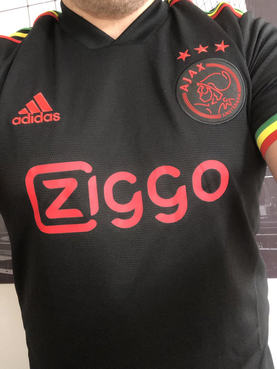 ajaxpoll's tweet photo. BOEM!! Prachtig shirt 🦜🦜🦜 #ThreeLittleBirds #Ajaxthirdkit #ajax https://t.co/lXeSy5N13f