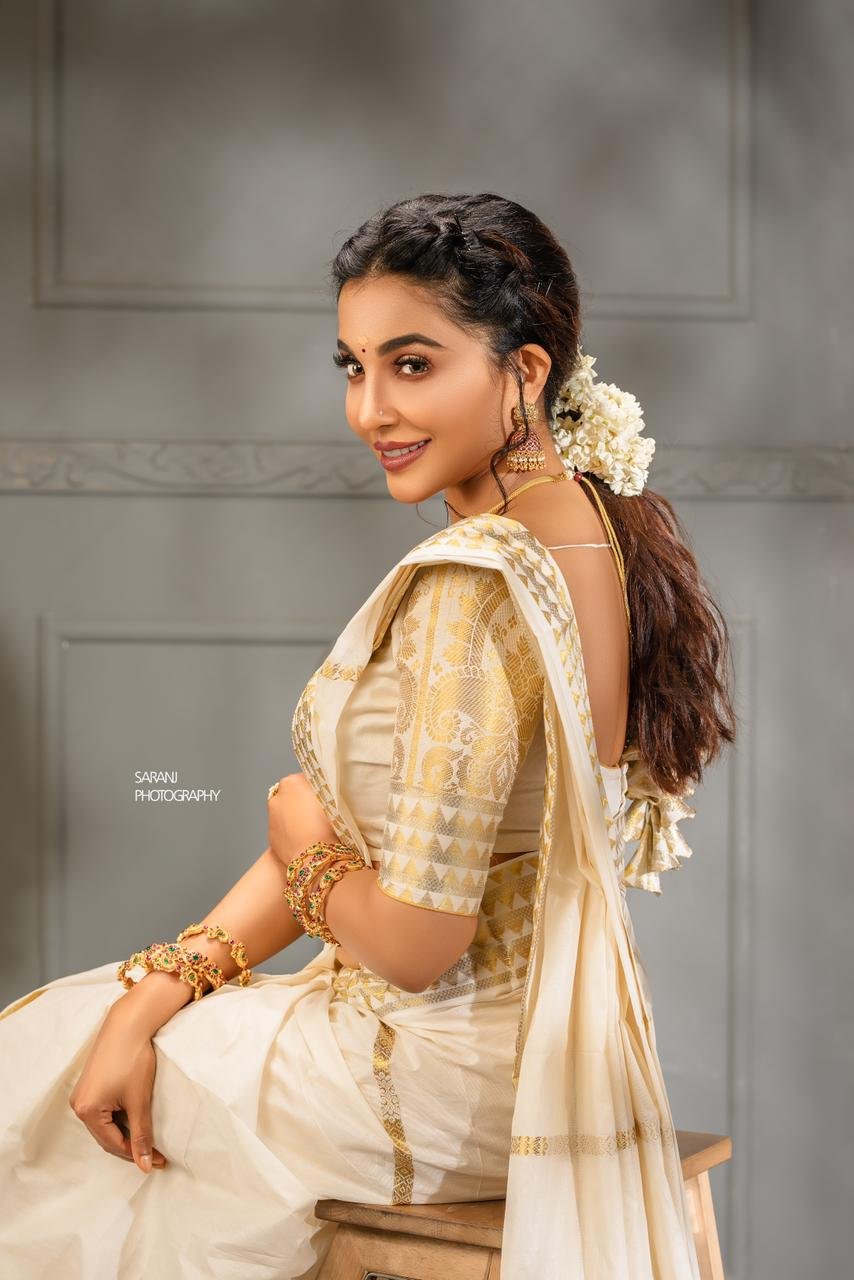 Image MalluNair.com | iiQ8 Mallu Nair Hot Malayalam Actress Collections 