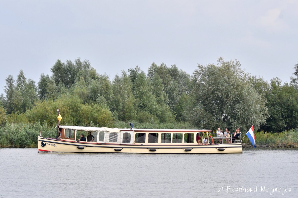 De Hendrikje maakt een mooie rondvaart. Kampen Kattendiep 21-8-2021