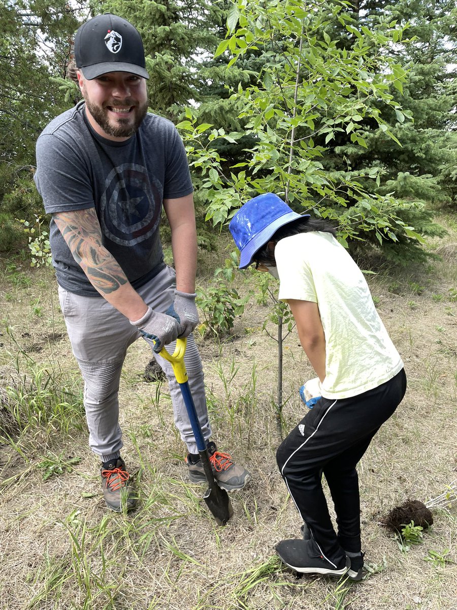 lindork's tweet photo. My brother signed us up for #RootForTrees volunteering! The goal is to plant 2 million trees in Edmonton by 2050. We planted 75 trees and shrubs today. 🌲🌳
On Wed, @CityofEdmonton #YEGParks is giving away plants at Cloverdale Hill 9:30 a.m. - 12 p.m. #yeg #exploreedmonton https://t.co/5cgWIOdLxI