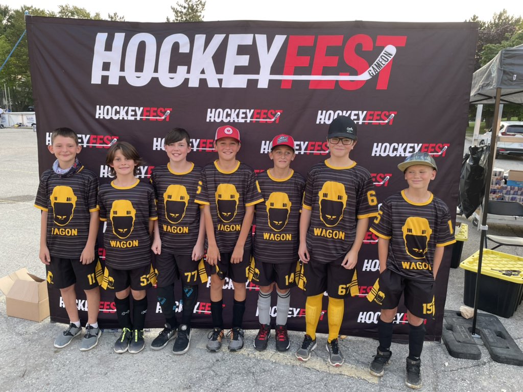 24bigslim's tweet photo. The best dressed grocery sticks #HockeyFest #London #NBD @barstool @pinkwhitney @spittinchiclets @biznasty https://t.co/ZalrVDQ6lx