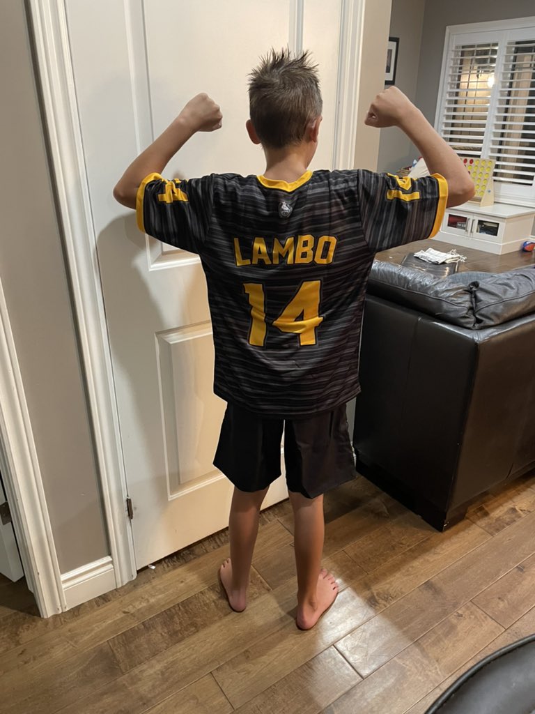 24bigslim's tweet photo. The best dressed grocery sticks #HockeyFest #London #NBD @barstool @pinkwhitney @spittinchiclets @biznasty https://t.co/ZalrVDQ6lx