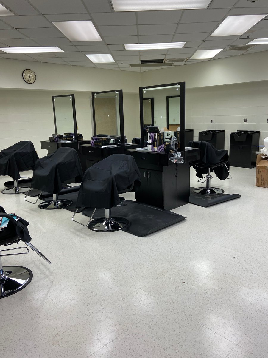 Bulldogs_WCHS's tweet photo. Take a peek at our new cosmetology room👀 We are sooooo excited about the learning that will take place here. Stay tuned… #BulldogsEXCEL https://t.co/TdKkXdJvNB
