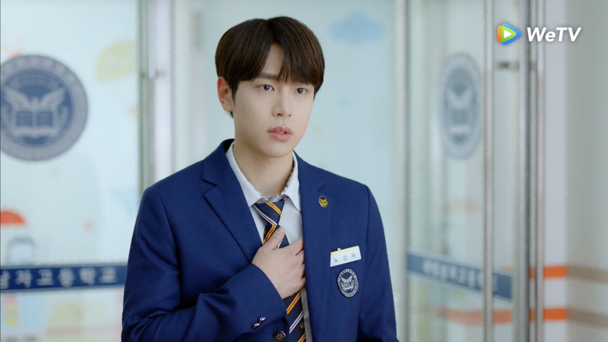 Ed1998E's tweet photo. Shinwoo tocandose el corazón me recordó a la escena de Mork en FUTS 🥺🥺🥺
#LightOnMeEP6 #LightOnMe https://t.co/UaTNAbxsrJ