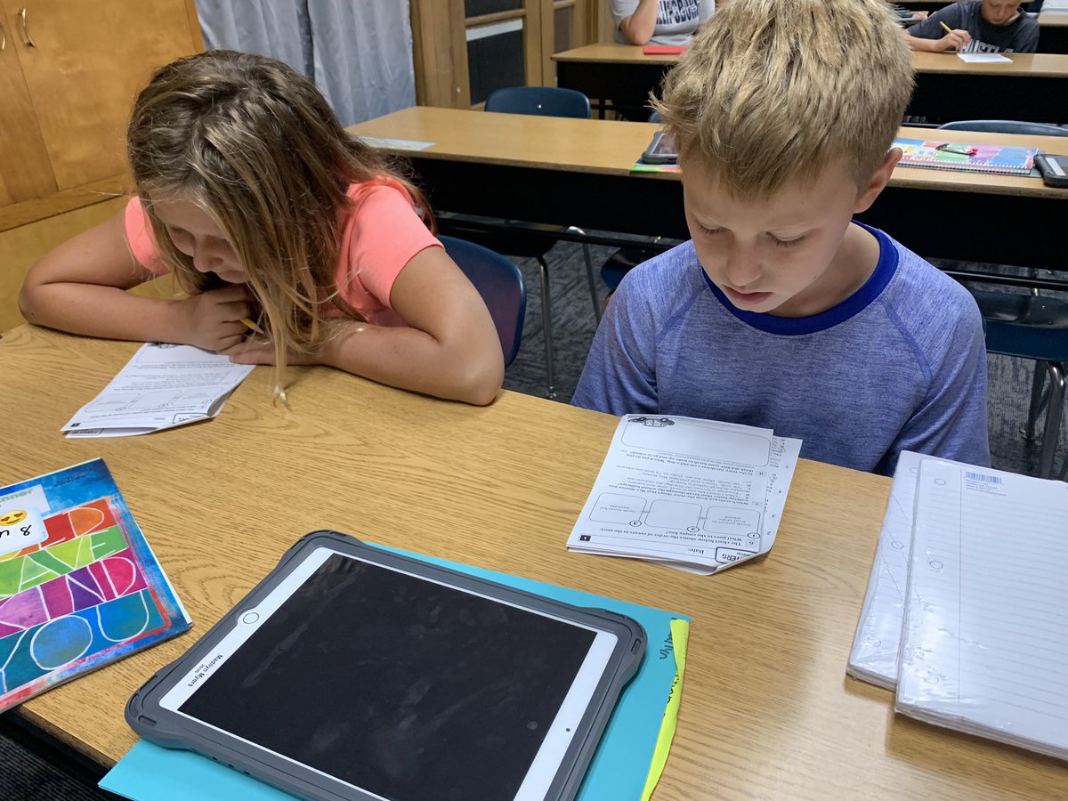 roxbartels's tweet photo. Reading is fun when you get to work with your friends! https://t.co/lErnjCMrAH