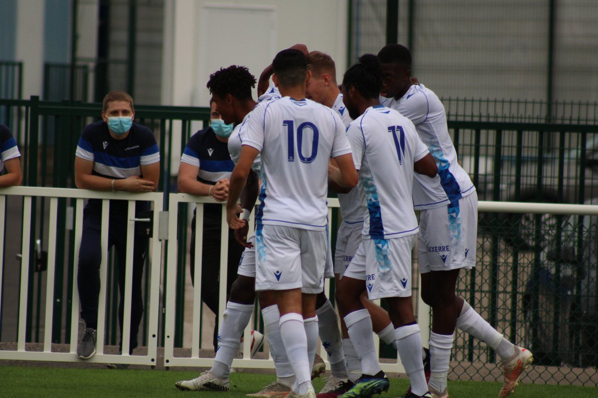 AJA's tweet photo. ⌚35' - Goaaaaaal pour l'AJA 🔵⚪ 

Coup-franc de Paul Joly à ras de terre. Ousmane Camara est bien placé pour inscrire le premier but de la rencontre !!!

#AJASGS (1-0)

#Acadomia #Clairefontaine https://t.co/od0qbLGN1D