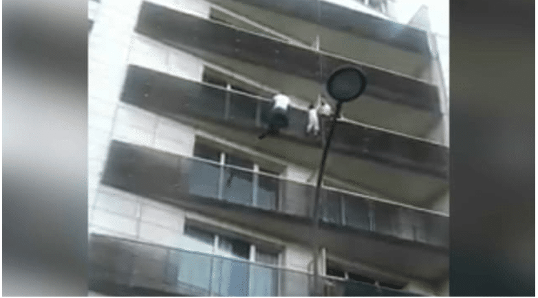 Senegal7 Un Bebe De 11 Mois Sans Surveillance Chute Du Cinquieme Etage T Co Z0agjzklap Senegal Kebetu Team221