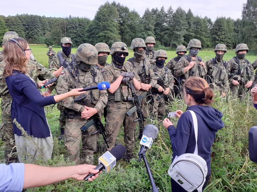 Razem (@partiarazem) on Twitter photo Na miejscu jest Piotr Ikonowicz i Agata Nosal-Ikonowicz z RRS i z <a href="/PSocjalistyczna/">Polska Partia Socjalistyczna</a>. Jest też marszałkini <a href="/GabrielaMorStan/">Gabriela Morawska-Stanecka</a>, której mimo immunitetu nie przepuszczono przez kordon ustawiony kilkaset metrów od granicy, żołnierze zatarasowali jej drogę. Na miejscu jest Piotr Ikonowicz i Agata Nosal-Ikonowicz z RRS i z <a href="/PSocjalistyczna/">Polska Partia Socjalistyczna</a>. Jest też marszałkini <a href="/GabrielaMorStan/">Gabriela Morawska-Stanecka</a>, której mimo immunitetu nie przepuszczono przez kordon ustawiony kilkaset metrów od granicy, żołnierze zatarasowali jej drogę.