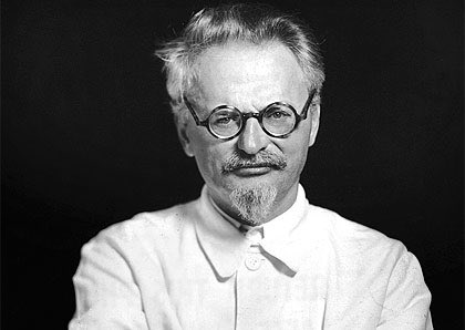 Tal día como hoy de 1940, Lev Trotski moría asesinado (por orden de Stalin y a manos de Ramon Mercader) en México ⛏

De su concepto de “Revolución permanente”, pasadas las décadas, se valió Sidney Blumenthal para impulsar el de “campaña permanente” 😉 #compol