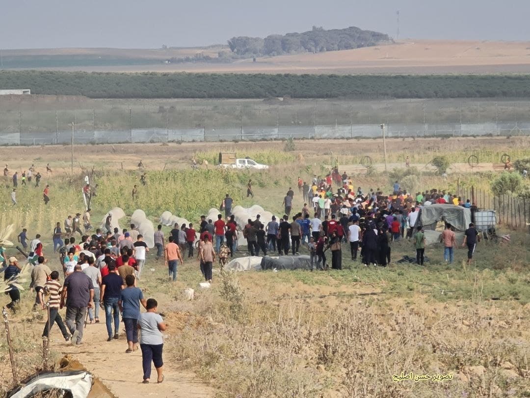JatIkhwan's tweet image. Bagi memperingati hari bersejarah yang berlaku pada 21/8/1969 di mana Masjid Al Aqsa dibakar, warga Gaza hari ini berarak ke tembok pemisah di timur Gaza untuk menyertai acara mengenang peristiwa tersebut. Pasukan bersenjata Israel telah melepaskan tembakan ke arah orang awam.
