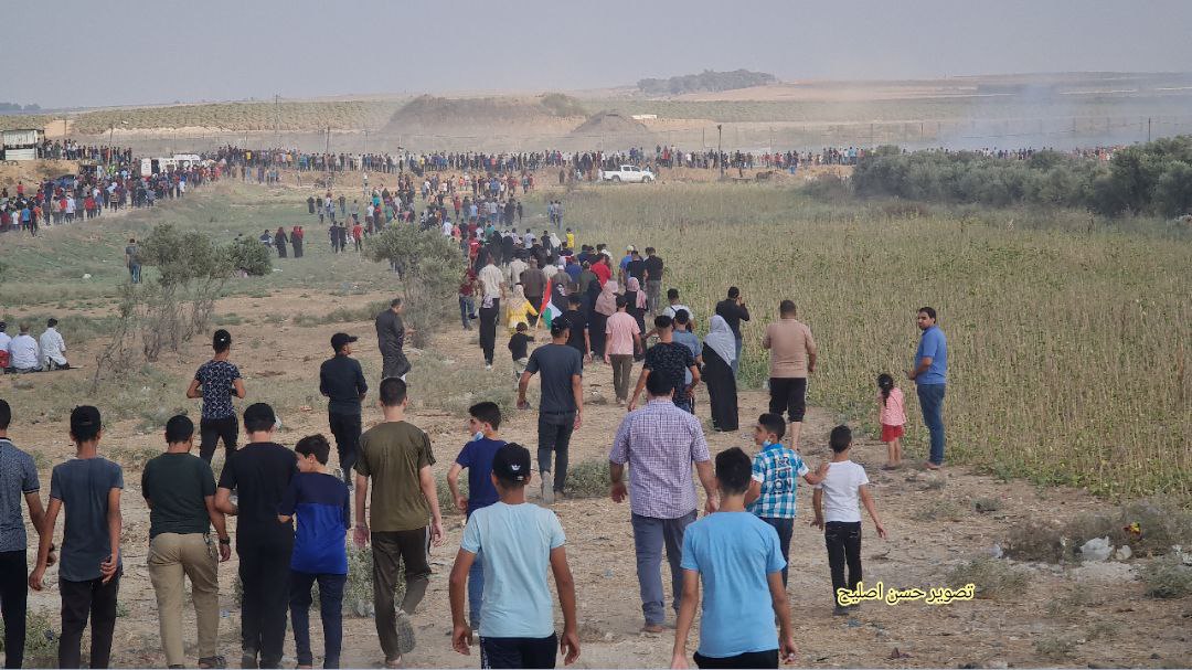 JatIkhwan's tweet image. Bagi memperingati hari bersejarah yang berlaku pada 21/8/1969 di mana Masjid Al Aqsa dibakar, warga Gaza hari ini berarak ke tembok pemisah di timur Gaza untuk menyertai acara mengenang peristiwa tersebut. Pasukan bersenjata Israel telah melepaskan tembakan ke arah orang awam.