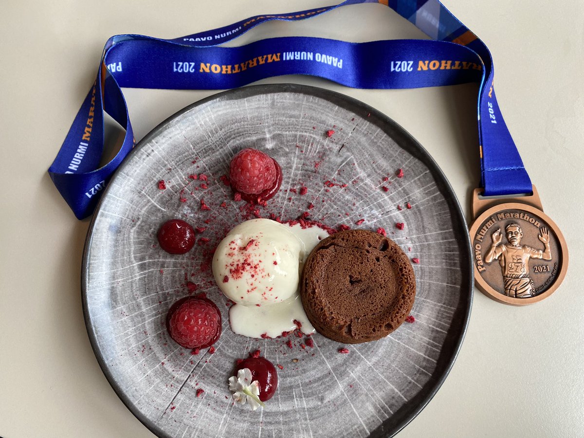 Ensimmäinen virallinen puolimaraton juostu tänään omaan ennätysaikaan 2:17:34, nälkä toki kasvaa juostessa jatkoa varten…Harjoittelussa apuna tuloksekkaasti toiminut #yhteishyvä juoksuohjelma. Mitalikahvit <a href="/RadissonMarina/">Radisson Blu Marina</a> 🥳 #pnm2021 🏃‍♀️