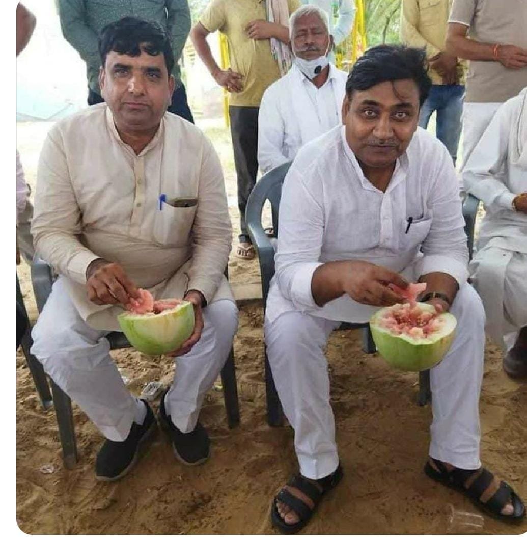 #Jaipur: गांव जावां और मतीरो कोनी खावां.. आ हूवै के ! 

पीसीसी चीफ गोविंद सिंह डोटासरा का किसान अंदाज, विधायक और सखा हाकम अली के साथ खाए मतीरे, दोनों की मतीरे खाते हुए फोटो अब सोशल मीडिया पर वायरल

<a href="/GovindDotasra/">Govind Singh Dotasra</a> <a href="/MLAhakamAliKhan/">Hakam Ali Khan</a>