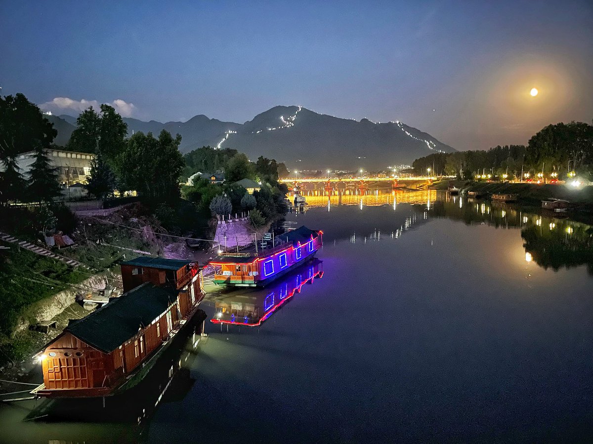 ashishsphotos's tweet photo. Evenings at Jehlum! https://t.co/AXrFn6PcU1