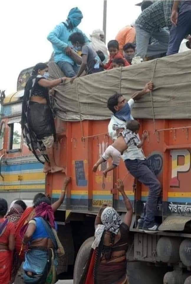 দুটি ছবিই বলে দিচ্ছে মানুষ কতোটা অসহায়।
দুটি ছবিই সম্ভব তালিবানি শাসনে....