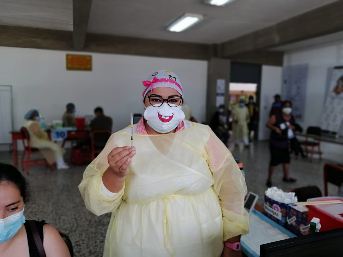 IGSS_gt's tweet photo. #YoMeVacunoIGSS Los afiliados siguen siendo vacunados por el personal del Seguro Social en el edificio S-12 de la Usac. https://t.co/wLcFj0ohbp