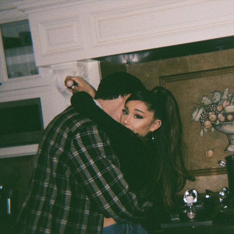 LINDOS!🥺 novas fotos de Ariana Grande com seu marido Dalton Gomez no Instagram