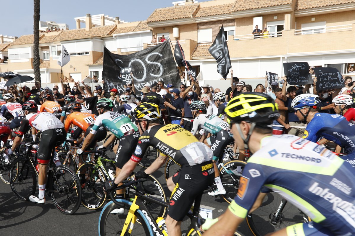 europapress's tweet photo. Vecinos y colectivos aprovechan el paso de la Vuelta Ciclista a España por Murcia para movilizarse en defensa del Mar Menor y denunciar su estado, marcado por la aparición de peces muertos en los últimos días https://t.co/j3A9mt99B2 https://t.co/RJ2kzYNPlc