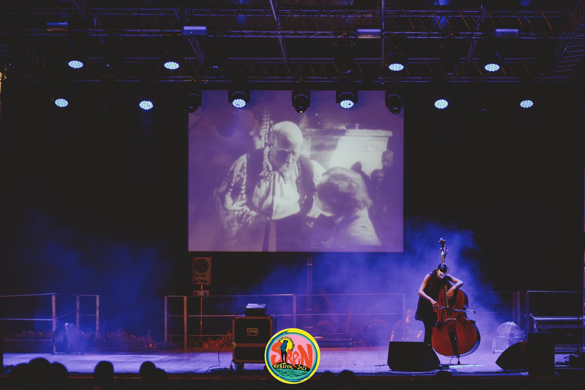 DAY 1 🧜‍♀️ ⁣
⁣
Caterina Palazzi, in arte Zaleska, ci ha ipnotizzato con la sonorizzazione di “Nosferatu Il Vampiro” (Marnau,1922) nella prima giornata del Siren Festival 2021 🧛‍♀️